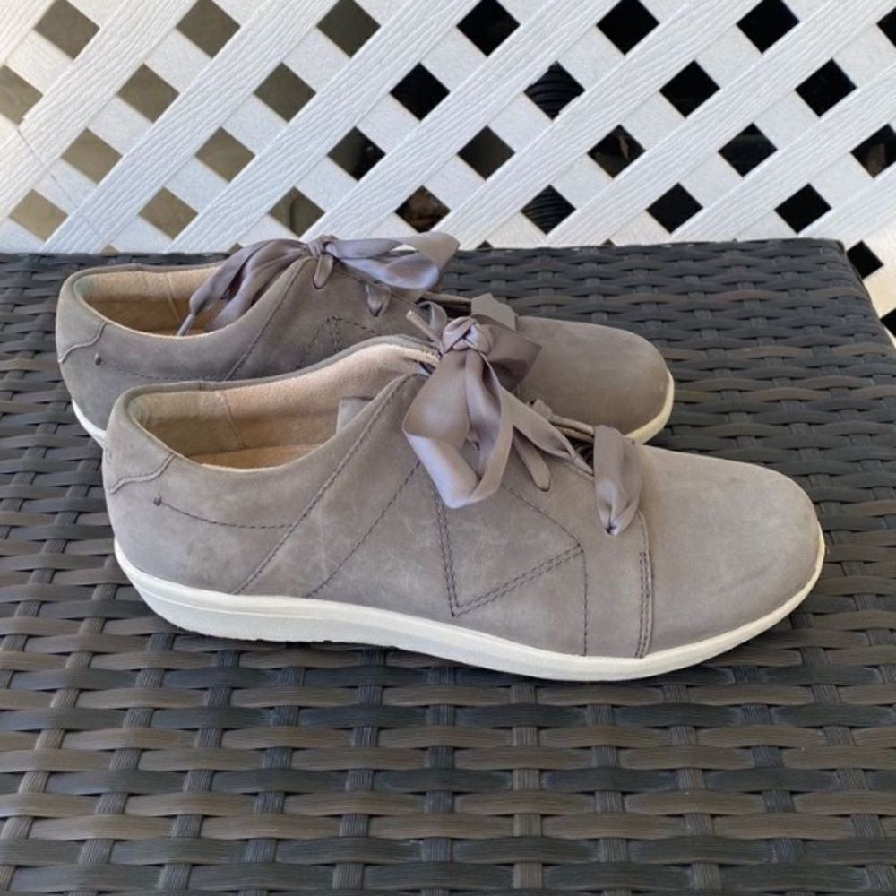 Vionic Lindsey Nubuck sneakers size 7.5